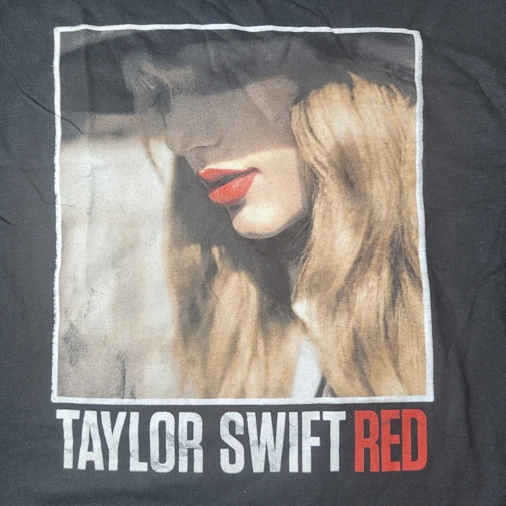 NWOT Taylor Swift Shirt Sz Youth Small Black Red‎ Album Graphic Tee Crewneck